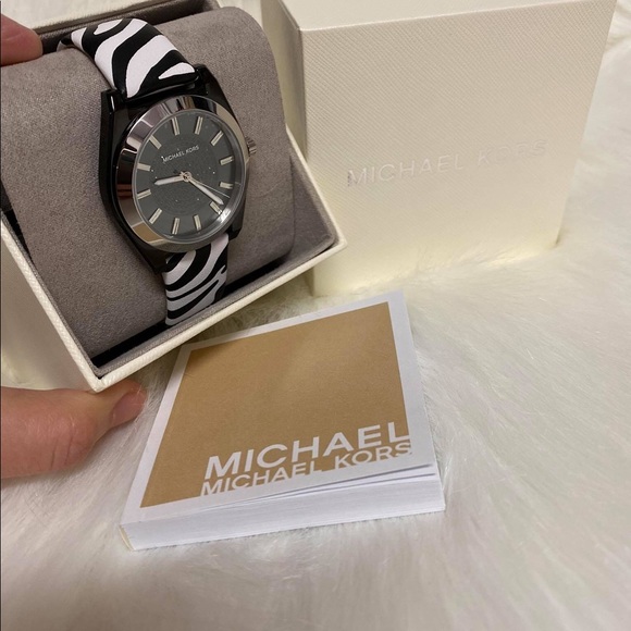 CLEARANCE‼️‼️MK ZEBRA Leather STRAP WATCH - Picture 7 of 8